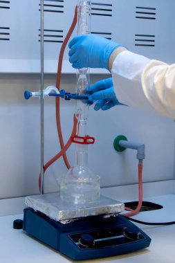 Temel organik reaksiyon düzeneği. Kimyasal sentez prosedürü. Organik sentez için reflü sistemi.