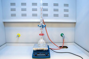 Temel organik reaksiyon düzeneği. Kimyasal sentez prosedürü. Organik sentez için reflü sistemi.