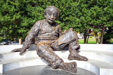 WASHINGTON, D.C.: Albert Einstein Memorial - Robert Berks 'in 4 Kasım 2017' de Washington, D.C. 'de bulunan Ulusal Bilimler Akademisi' nde bronz heykeli..