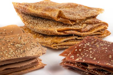 Susamlı Türk Köftesi / Kurutulmuş Meyve Pulu. Kurutulmuş dutlu dut hamuru (pestil). Kurutulmuş meyve hamurlu dut. Türk tarzı kurutulmuş meyve hamuru atıştırmalık olarak.