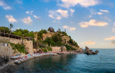 Antalya City 'deki tepeden Mermerli Sahili manzarası. Antalya 'nın Kaleici ilçesine bağlı Mermerli Plajı ve yüksek kayalıklı sahil taşı seti