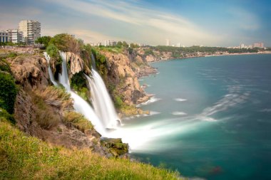 Antalya, Türkiye 'de Şelale Duden. Duden Şelaleleri ve deniz kayalıkları. Antalya 'daki Duden Nehri. Doğa yolculuğu arka planı