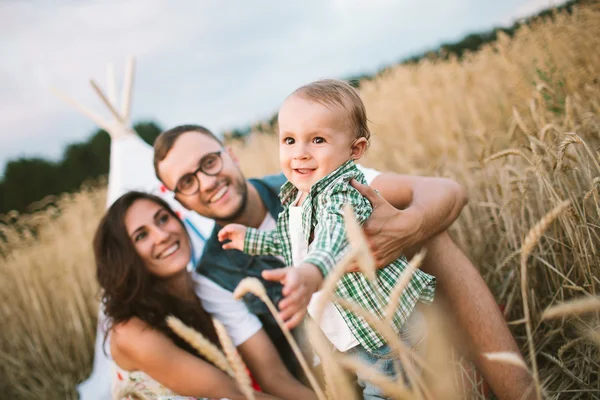 Joven padre hipster, madre lindo bebé hijo en el picnic —  Fotos de Stock