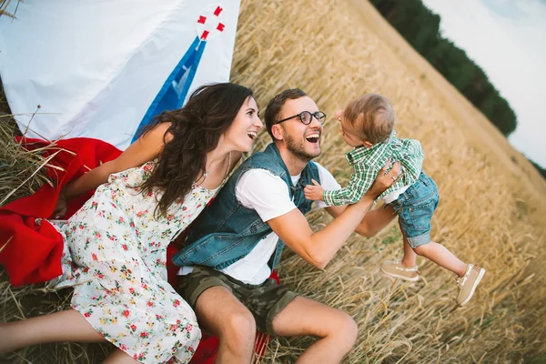 Joven padre hipster, madre lindo bebé hijo en el picnic —  Fotos de Stock