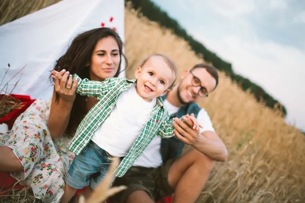 Joven padre hipster, madre lindo bebé hijo en el picnic —  Fotos de Stock