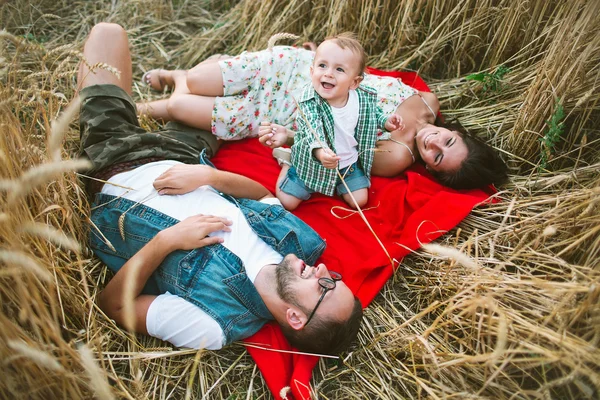 Joven padre hipster, madre lindo bebé hijo en el picnic —  Fotos de Stock