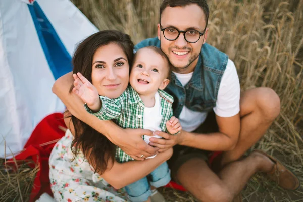 Joven padre hipster, madre lindo bebé hijo en el picnic — Foto de Stock