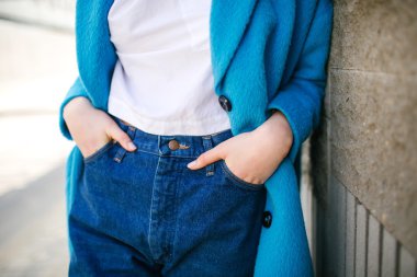 Genç kadın duvarın önünde tek başına duran güzel