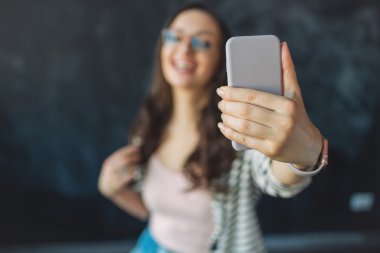 Smartphone fotoğraf çekerken onun elinde olan güzel kadın