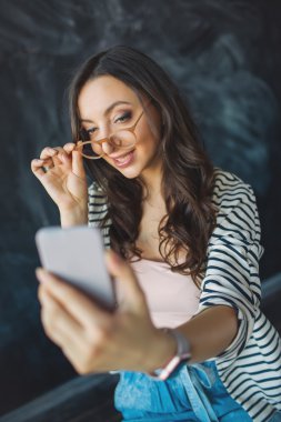 Smartphone fotoğraf çekerken onun elinde olan güzel kadın