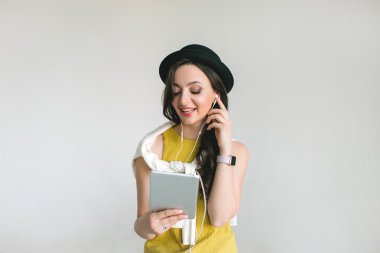 Genç güzel kadın dinlemek için müzik uygulaması smartphone kullanarak