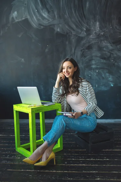 Giovane bella donna con laptop e smartphone in casa — Foto Stock