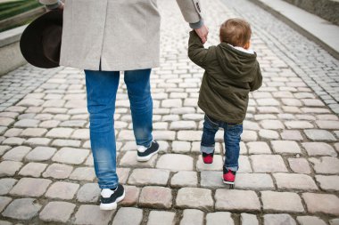 Genç oğlu ile babası açık havada adımlar bebek