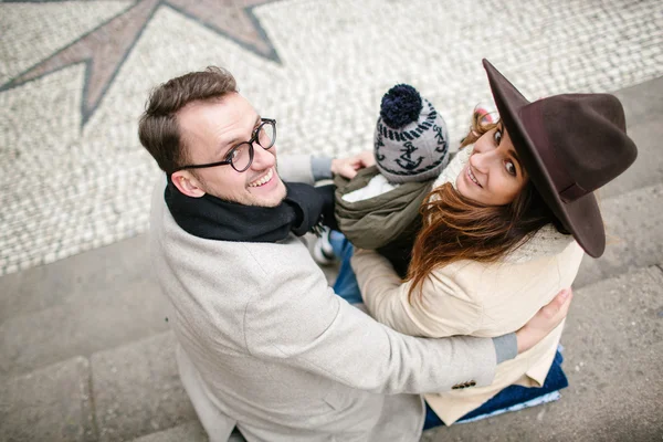 Jonge hipster paar met baby wandelen van de oude stad straten — Stockfoto