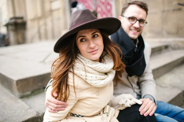 Joven pareja hipster pasar tiempo en el casco antiguo juntos — Foto de Stock