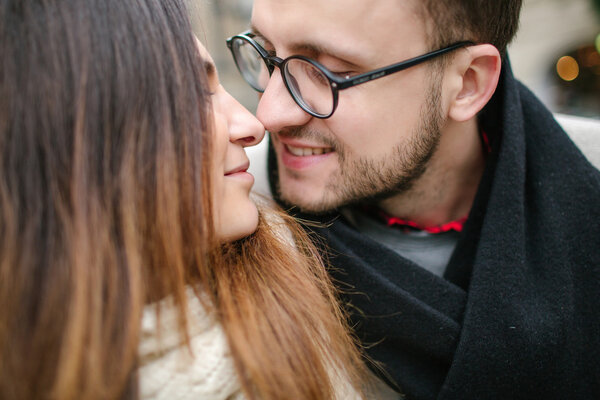 Молодая пара хипстеров целуется, обнимается в старом городе
