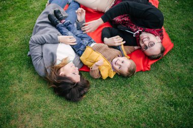 Mutlu genç aile, baba anne ve oğlu üzerinde piknik açık havada