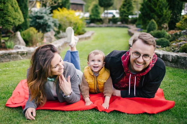 Feliz familia joven, padre madre e hijo en el picnic al aire libre —  Fotos de Stock