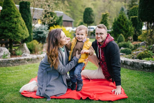 Feliz familia joven, padre madre e hijo en el picnic al aire libre —  Fotos de Stock