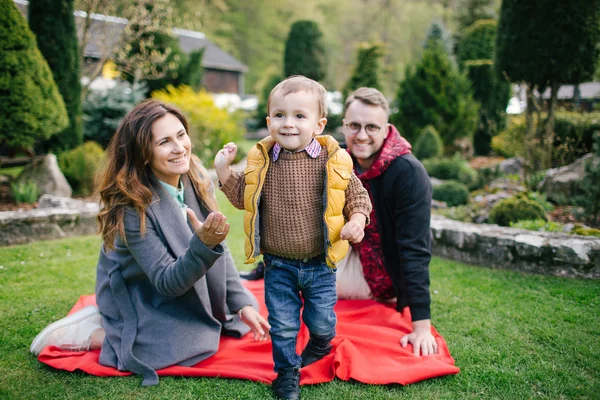幸せな若い家族、お父さんお母さんと屋外のピクニックの息子 — ストック写真