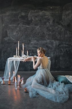 Genç güzel gelin gelinlik studio poz