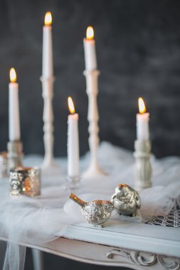 Gümüş ile dekore edilmiş eski moda tabloda mumlar