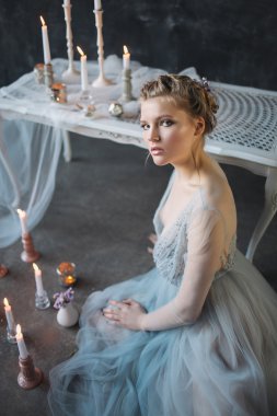 Genç güzel gelin gelinlik studio poz