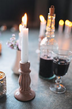 Güzel eski moda kristal bardak kırmızı şarap