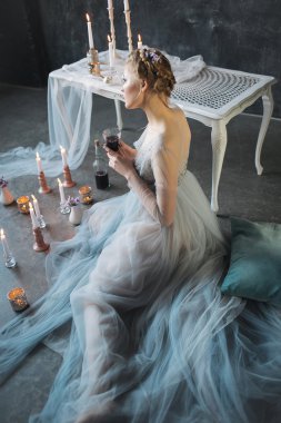 Genç güzel gelin gelinlik studio poz