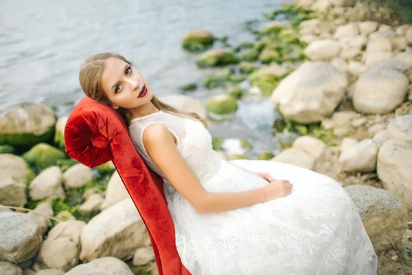 Hermosa mujer en vestido de novia en la orilla del mar —  Fotos de Stock