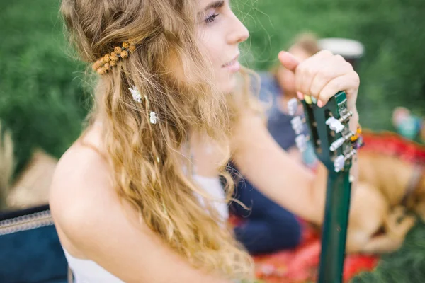 Junge schöne Frau mit lockigem Hippie-Haar und Gitarre im Freien — Stockfoto