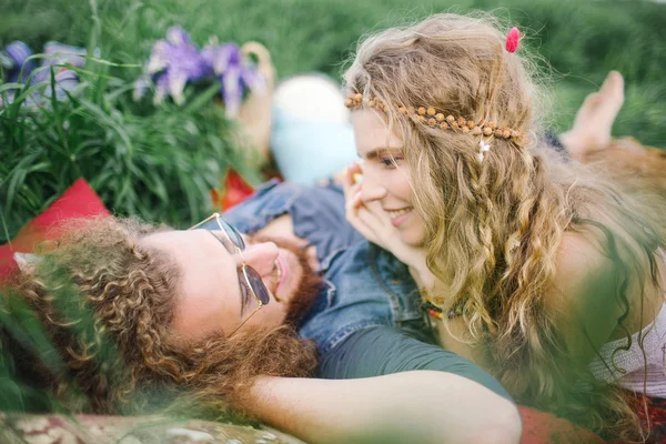 Νέοι όμορφη hippie ζευγάρι ξαπλωμένο στο γρασίδι διασκεδάζοντας — Φωτογραφία Αρχείου