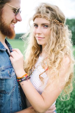 Kıvırcık kadın açık havada sarılma sakallı genç hippi erkek