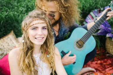 Genç kıvırcık hippi çift gitar ile açık güzel.