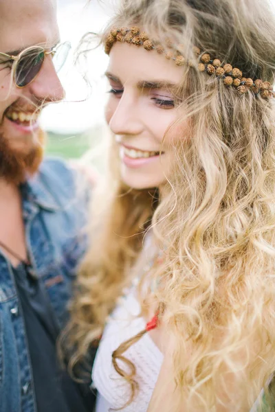 Kıvırcık kadın açık havada sarılma sakallı genç hippi erkek — Stok fotoğraf