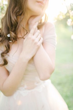 Genç güzel gelin portre çiçeklerle parkta