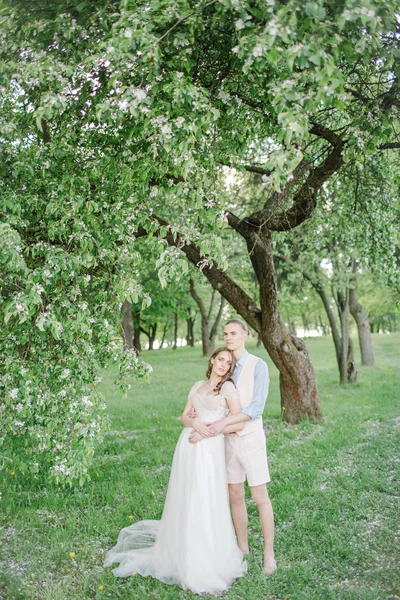 Jovem noiva bonita em vestido de noiva com belo noivo ao ar livre — Fotografia de Stock