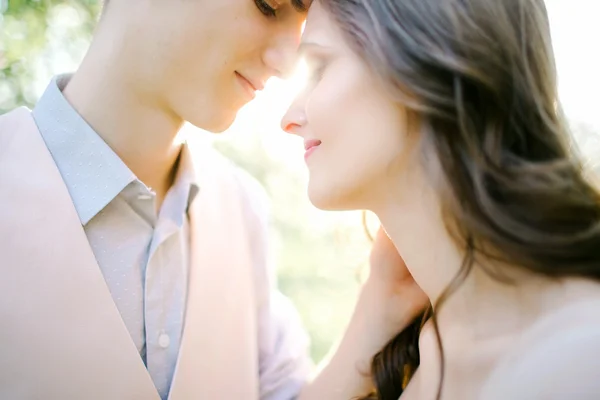 Retrato de hermosos recién casados al aire libre a la luz del sol —  Fotos de Stock