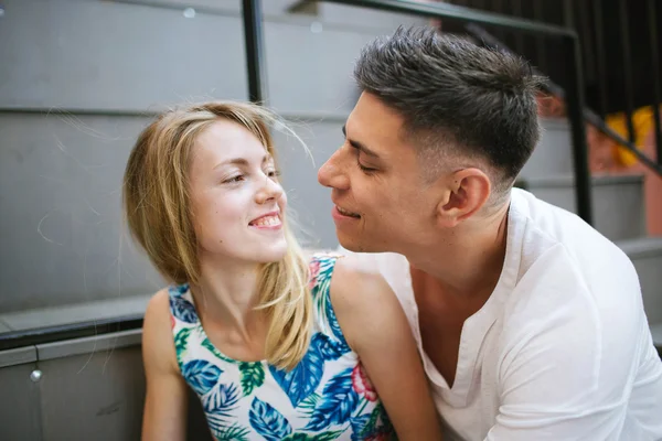 Unga trendiga vackra par dating utomhus i city — Stockfoto