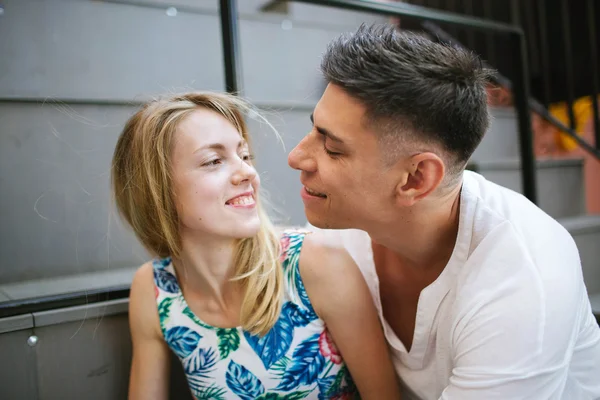 Joven pareja hermosa de moda citas al aire libre en la ciudad —  Fotos de Stock