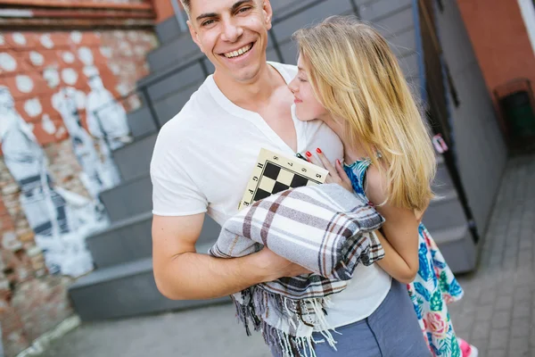 Young beautiful couple playing chess outdoors in city — Stock Photo, Image