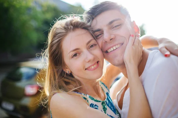 Jonge trendy mooie paar dating buitenshuis in stad — Stockfoto