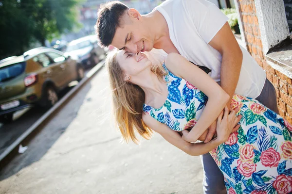 Jovem elegante belo casal namoro ao ar livre na cidade — Fotografia de Stock