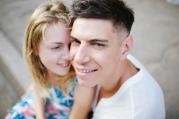 Jovem elegante belo casal namoro ao ar livre na cidade — Fotografia de Stock