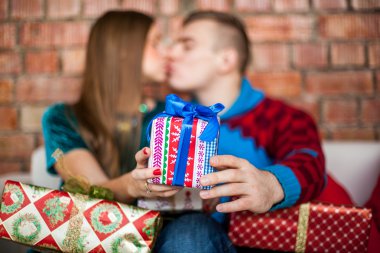 Çift öpüşme ve holding mevcut