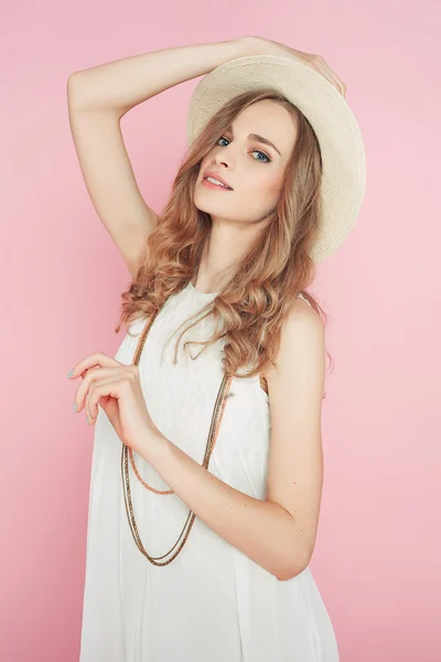 Femme en robe blanche et chapeau — Photo