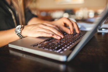 laptop çalışan kadın