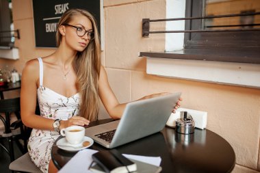 Kadın Cafe ile not almak laptop