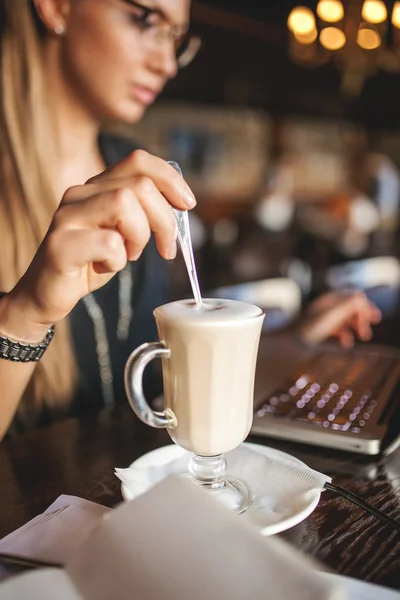 Mujer con café y portátil — Foto de Stock