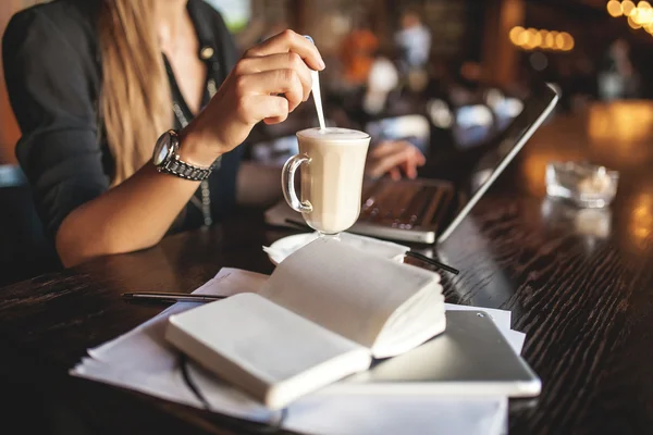 Zakenvrouw overdekt met koffie en laptop — Stockfoto